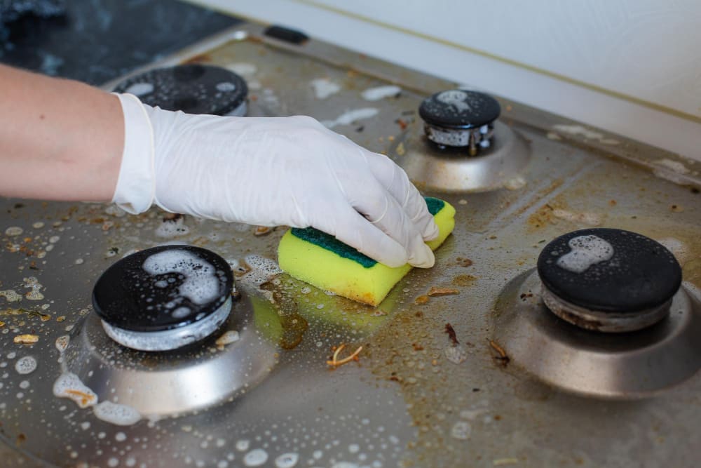 Aprenda a limpar fogão e forno do jeito certo
