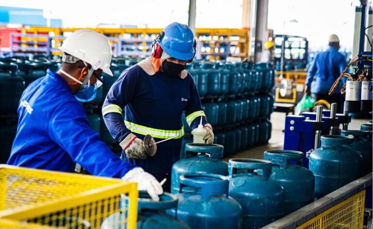 Setor de produção da ultragaz, conferindo botijões de gás